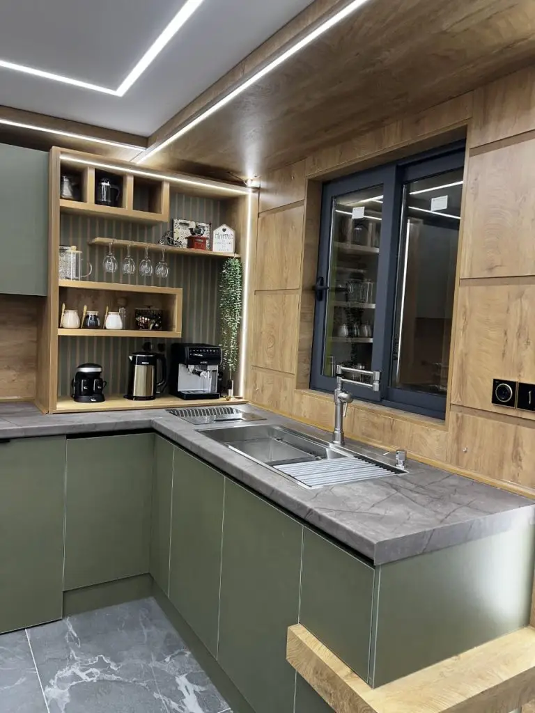 کابینت رنگی مات MDF اجرا شده توسط دکوراسیون نگاه شیراز مرودشت نقدی و اقساط