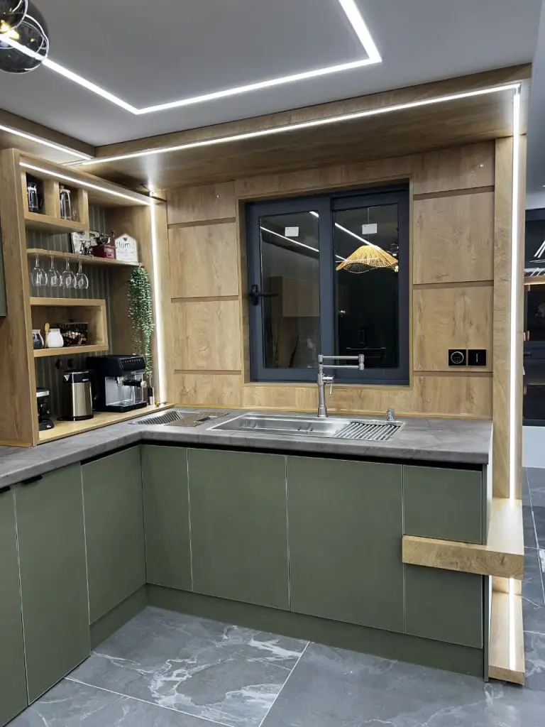 کابینت رنگی مات MDF اجرا شده توسط دکوراسیون نگاه شیراز مرودشت نقدی و اقساط